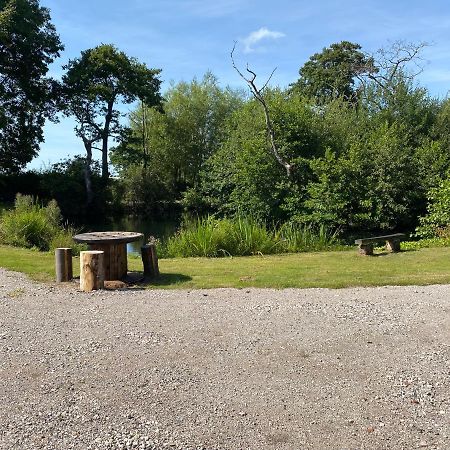Kingfisher Cabin - Wild Escapes Wrenbury Off Grid Glamping - Ages 12 And Over Baddiley Bagian luar foto