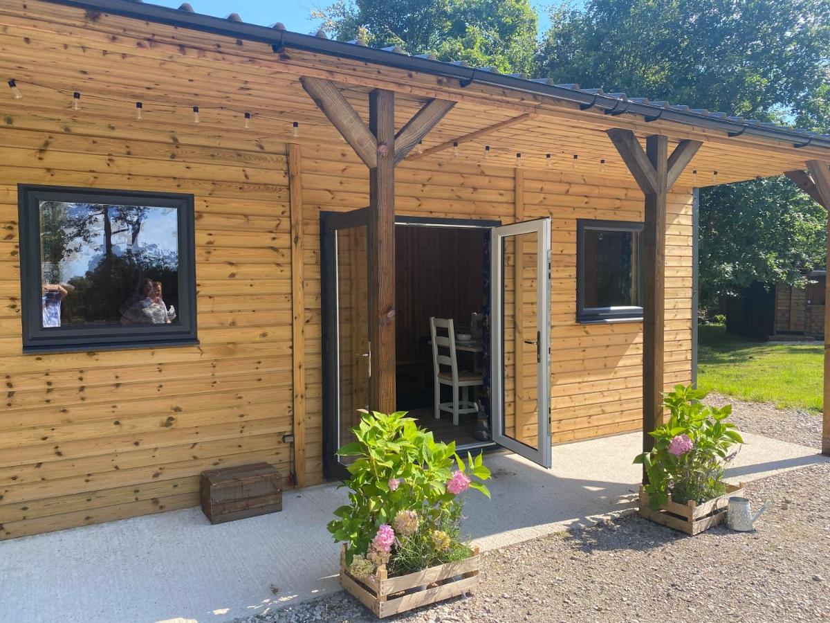 Kingfisher Cabin - Wild Escapes Wrenbury Off Grid Glamping - Ages 12 And Over Baddiley Bagian luar foto