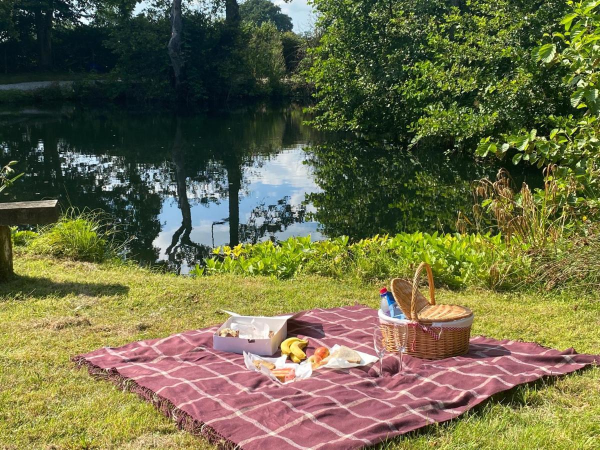 Kingfisher Cabin - Wild Escapes Wrenbury Off Grid Glamping - Ages 12 And Over Baddiley Bagian luar foto